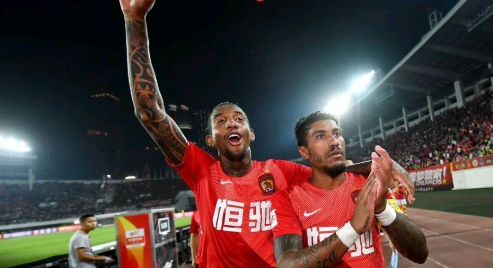 说到这，叶辰无奈的说：看你刚才自己说了，你是在美国出生长大的，你的祖国是美利坚，你都这么说了，我也不能上赶着认你是我同胞啊，这不是逼你背叛你的祖国吗？对方一下子哭了出来，更咽道：叶先生，是我错了。